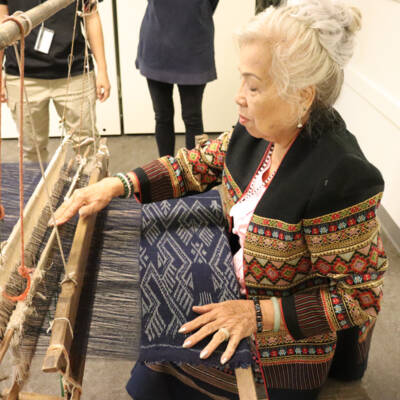 Daovy weaving on the finished loom